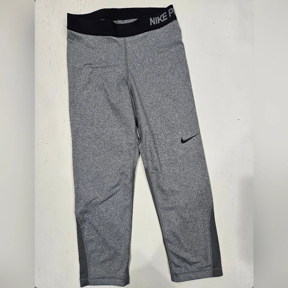 Nike PRO Women's Heather Gray Capris with Stretch Black Waistband. Size Medium